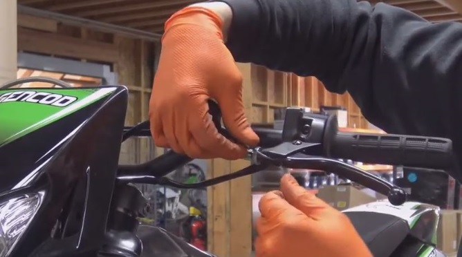 Mantenimiento del cable de embrague de tu moto 50cc